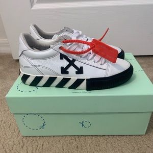 100% Authentic Off-White Vulcanized low-top sneakers